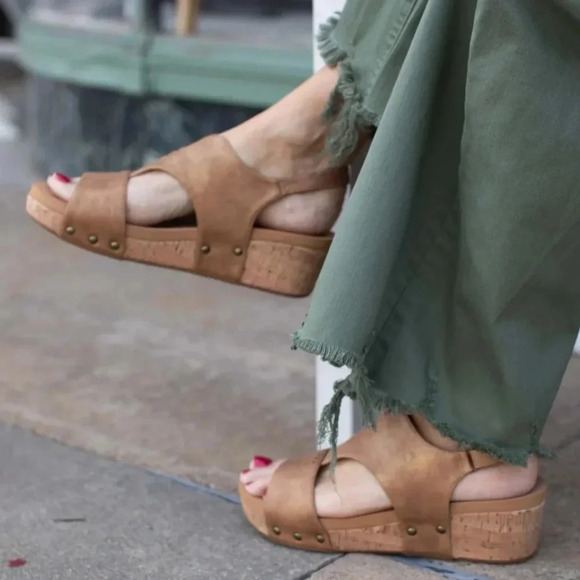 New! Corkys Refreshing Wedge Sandals Brown - Picture 2 of 6